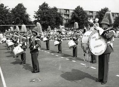 404207 Afbeelding van een uitvoering door de drumband en majorettenkorps Ons Eiland in de wijk Kanaleneiland (?) te ...